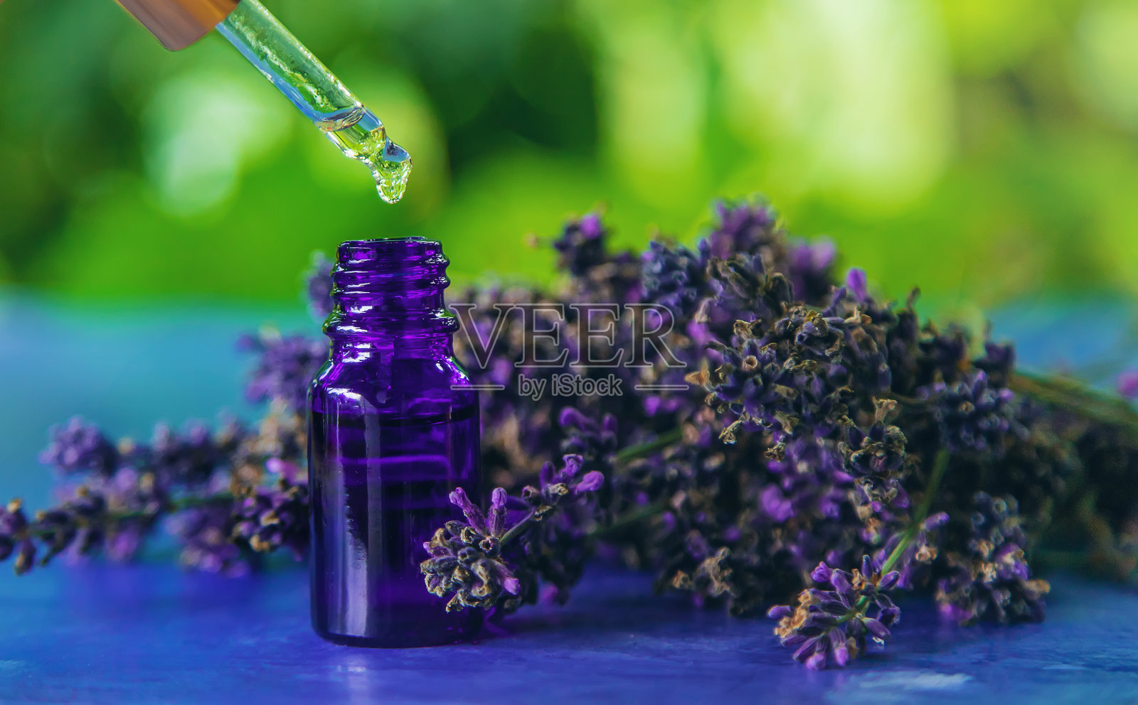 一瓶薰衣草精油。有选择性的重点。照片摄影图片