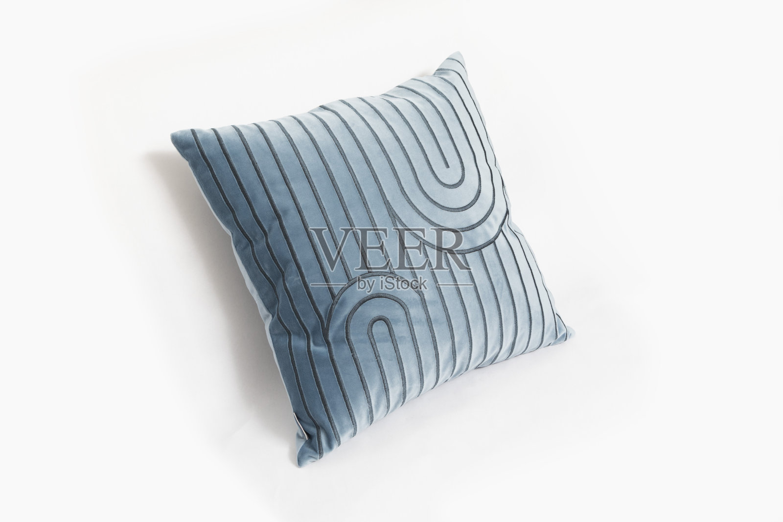 装饰柔软的蓝色枕头孤立在白色背景。照片摄影图片