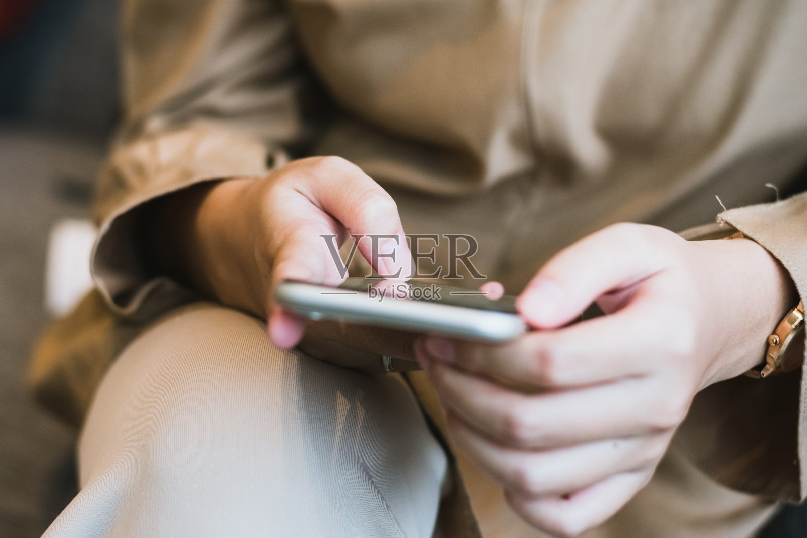 头巾妇女使用智能手机的特写镜头照片摄影图片