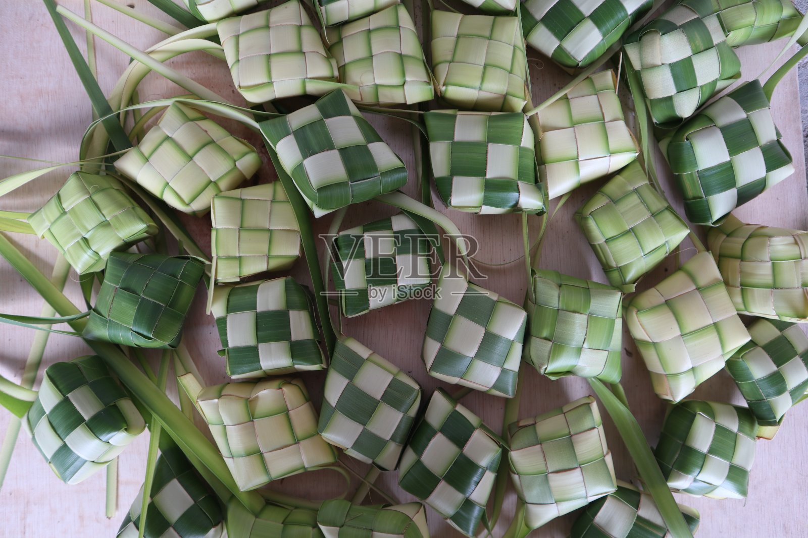 Ketupat(粽子)。Ketupat是一种天然的米袖，由年轻的椰子叶制成，用来煮米饭，在伊斯兰节日里总是可以买到照片摄影图片