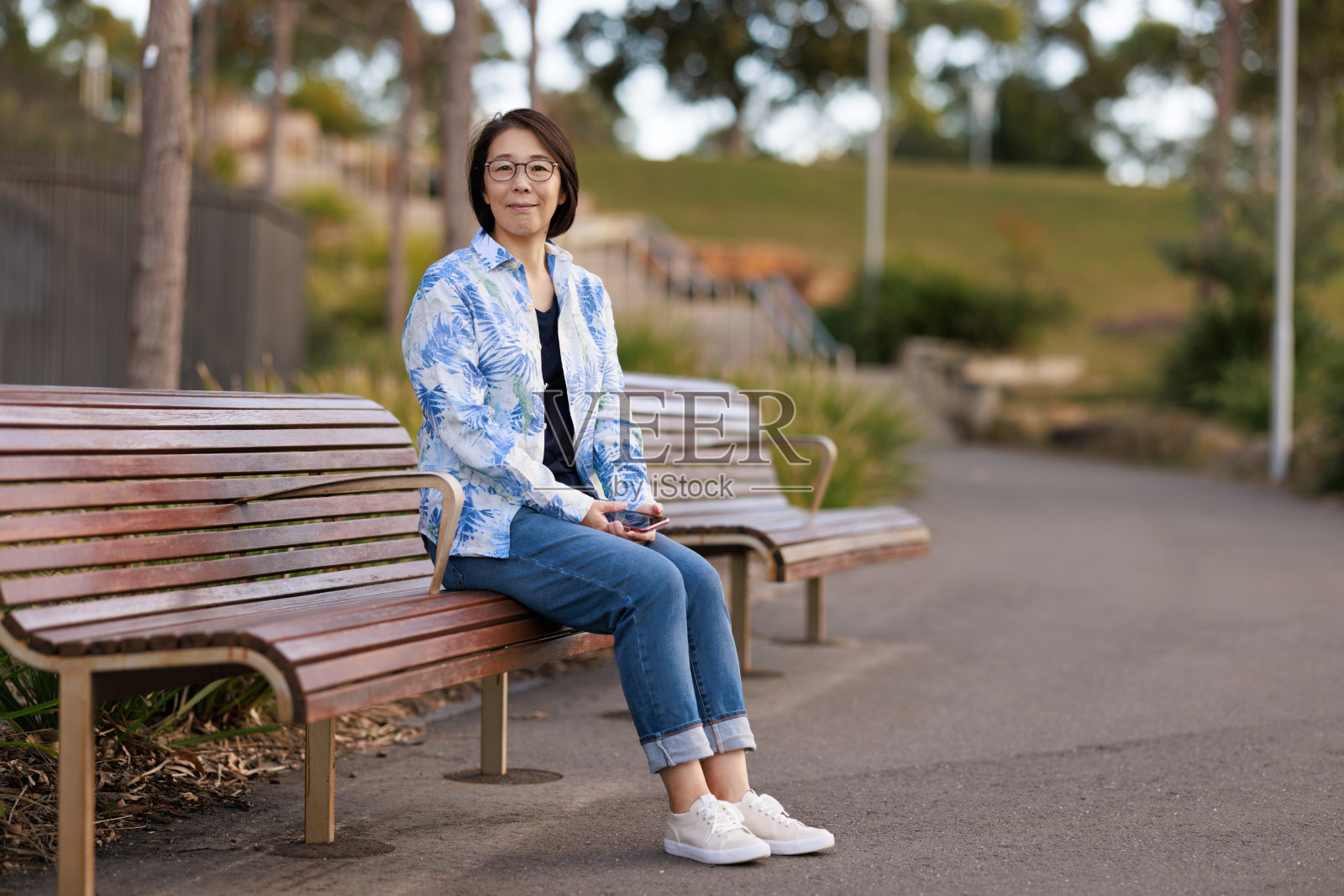 在户外微笑的亚洲女子照片摄影图片