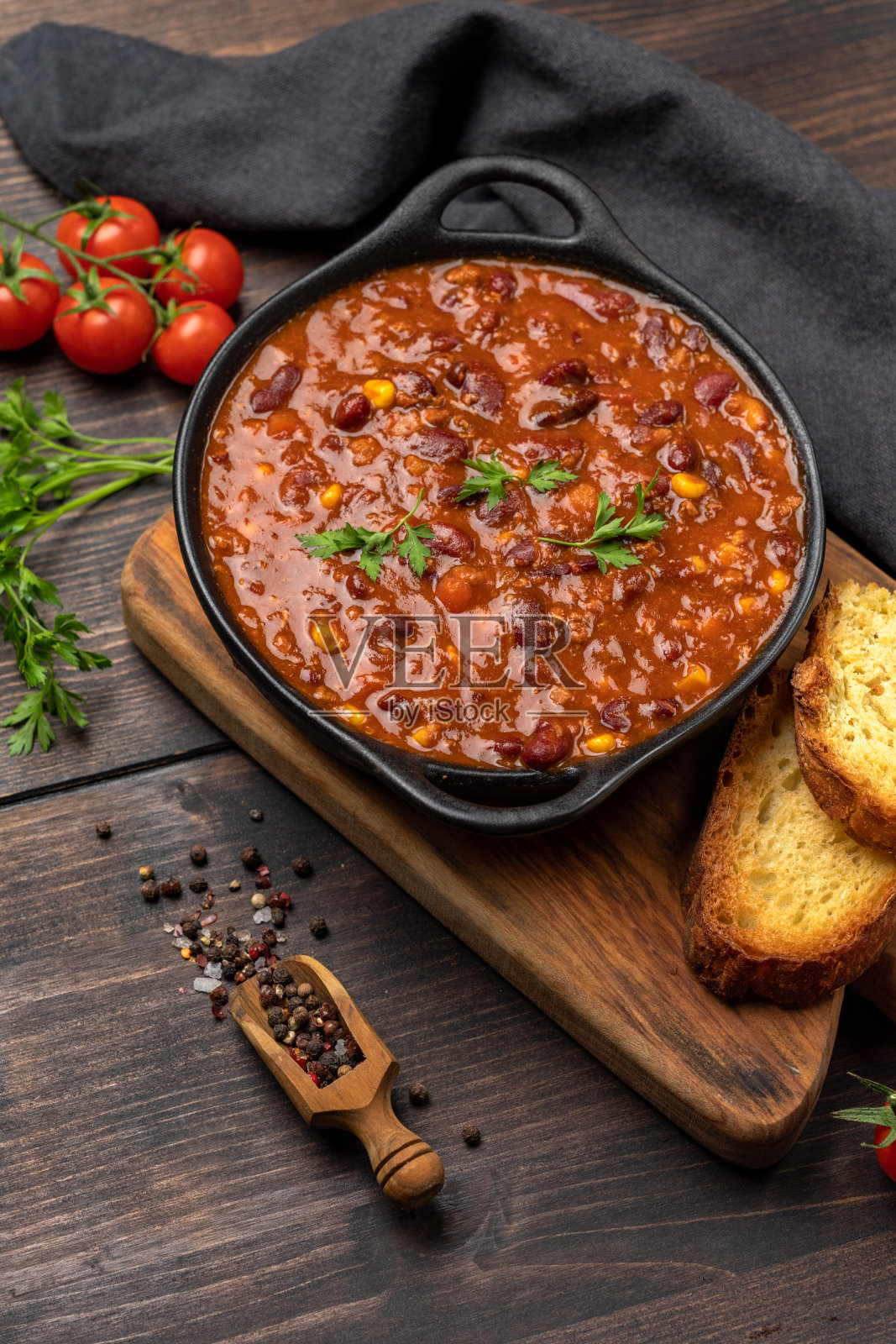 豆子和玉米汤或炖肉，墨西哥食物辣椒肉酱菜在木制背景。照片摄影图片