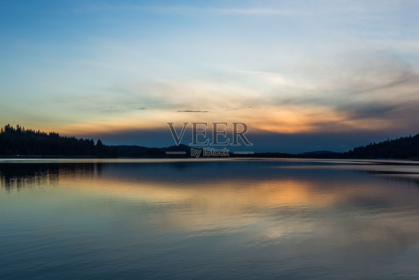 湖上美丽的雾蒙蒙的日落。俄勒冈州Dexter水库照片摄影图片