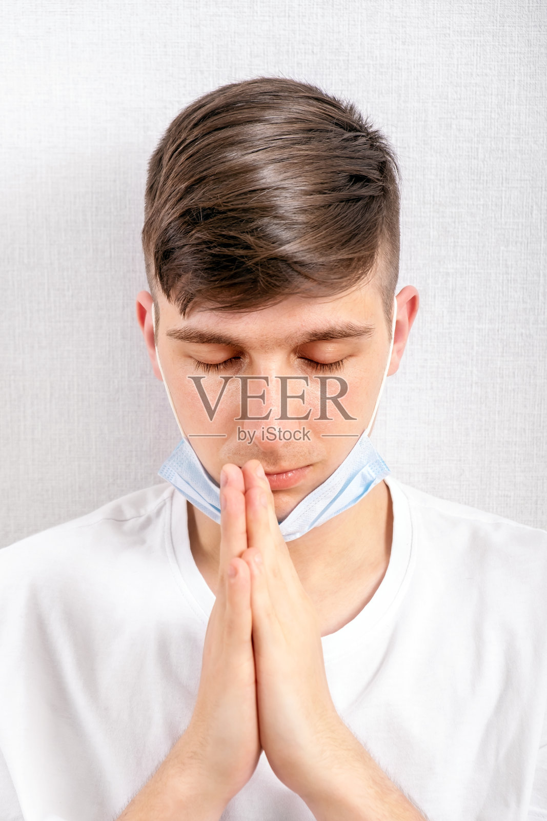 年轻人祈祷照片摄影图片