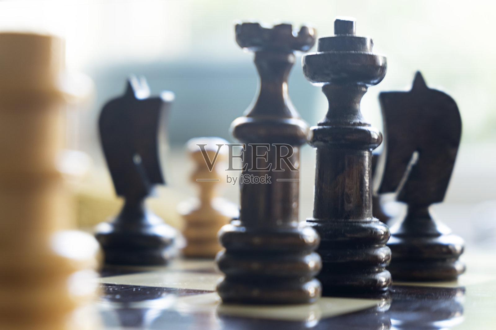 木质棋子。照片摄影图片