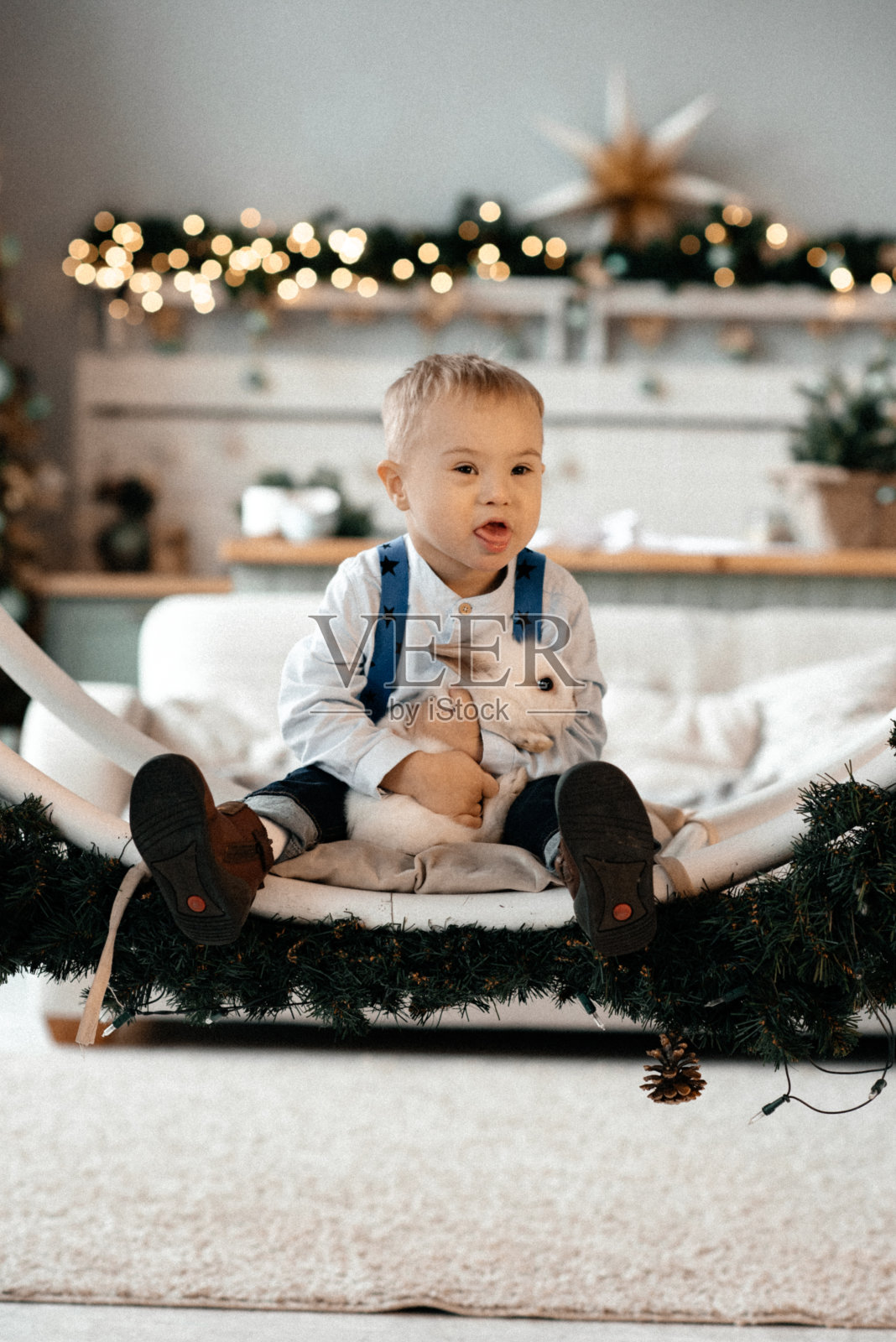 有特殊需求的孩子和兔子玩耍照片摄影图片