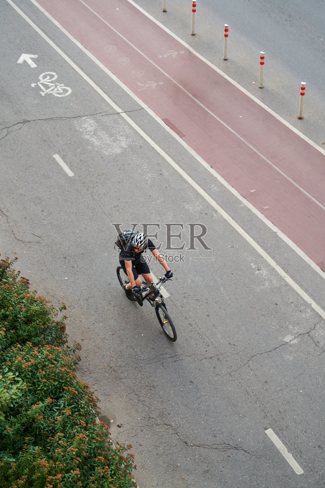 男子在自行车道上骑自行车。鸟瞰图。照片摄影图片