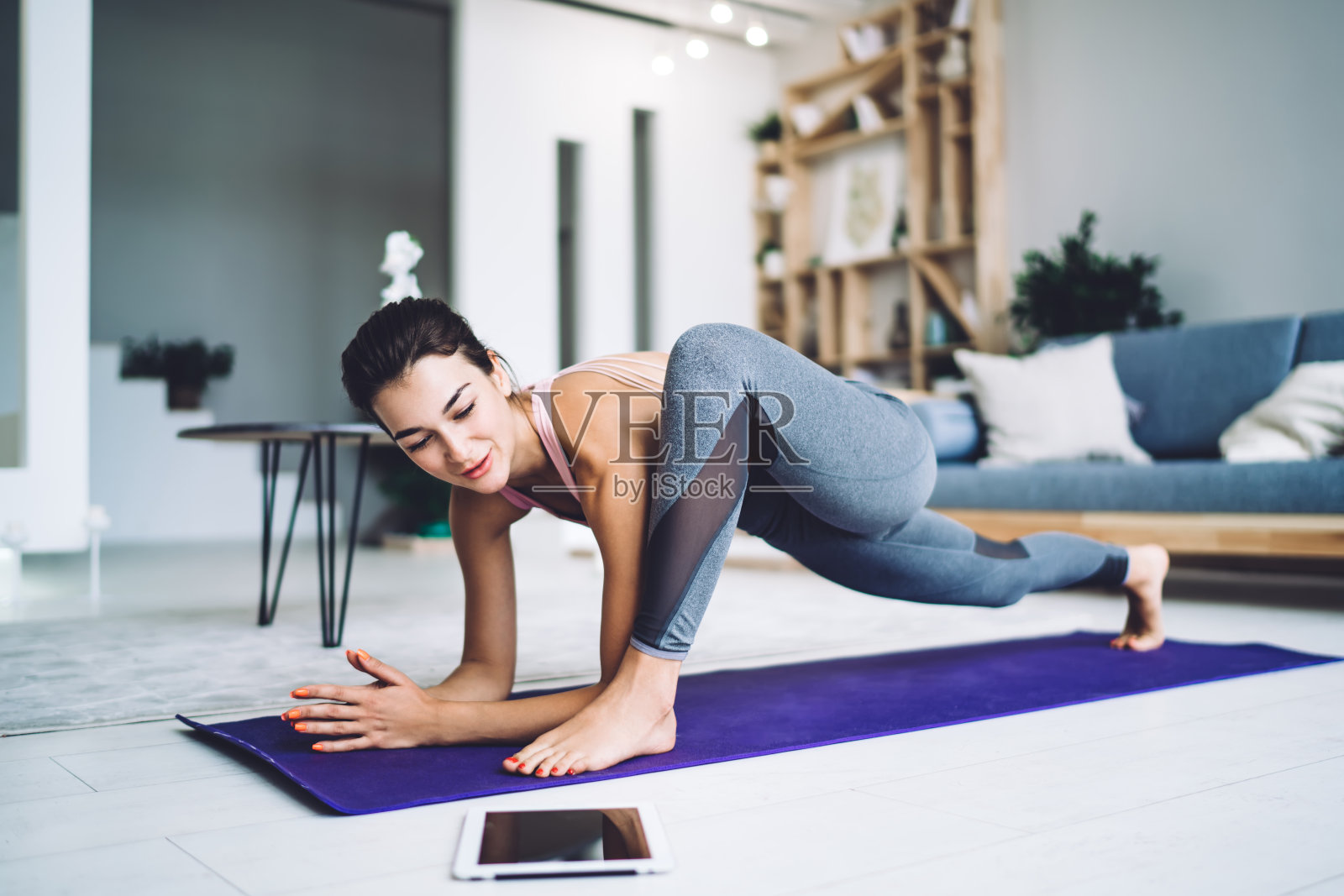 柔韧的女子在瑜伽训练前伸展双腿照片摄影图片