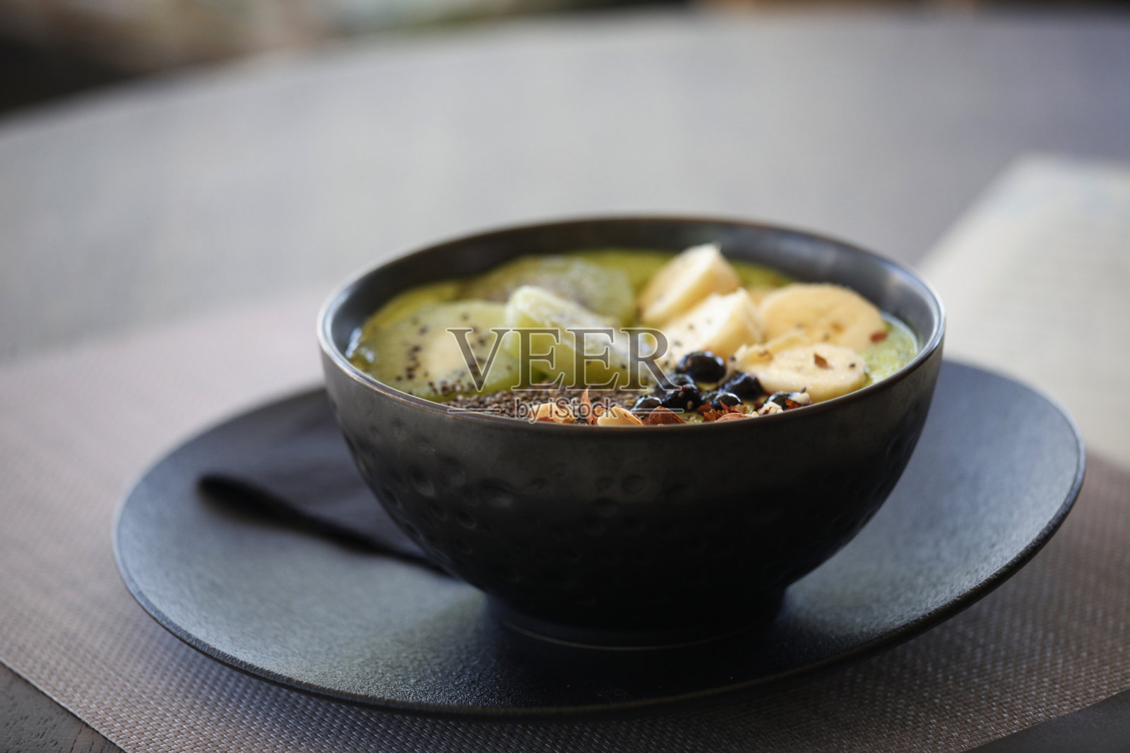 早餐水果放在碗里照片摄影图片