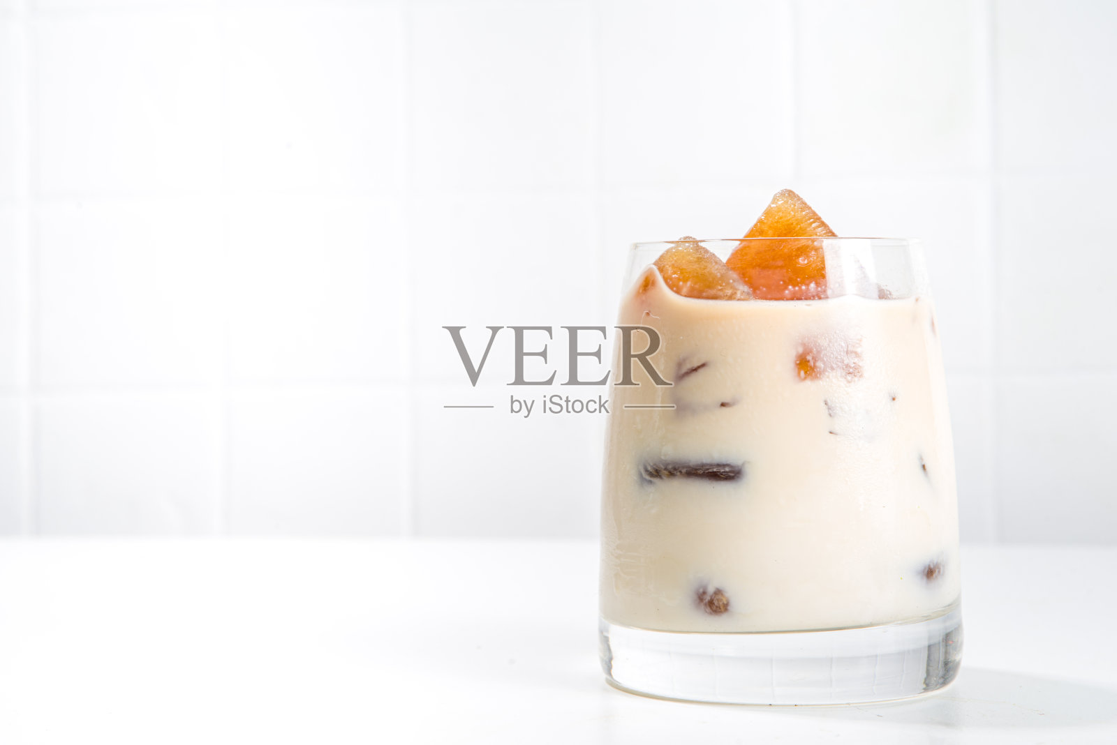 加冰冻浓缩咖啡冰块的咖啡照片摄影图片