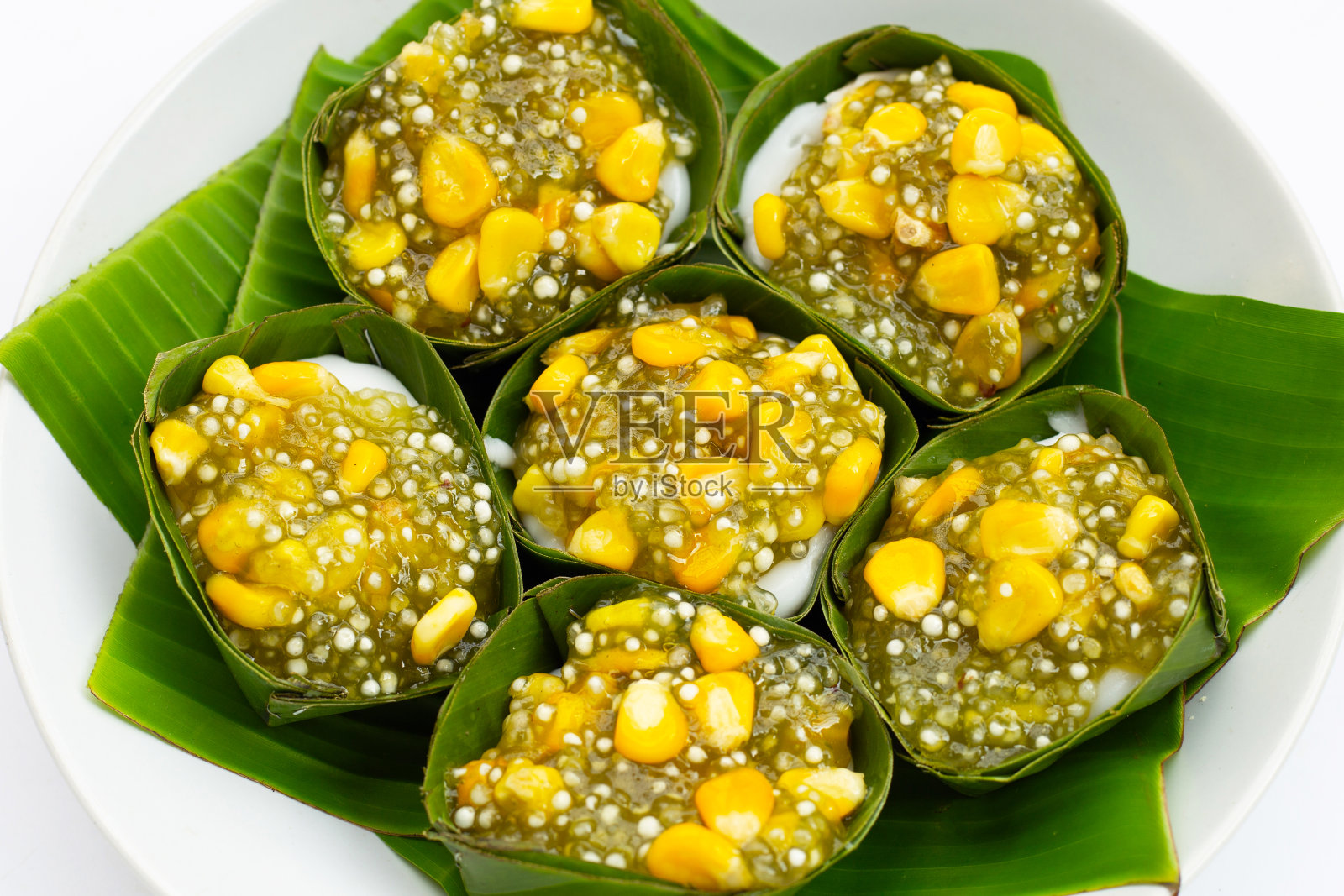 泰国甜点椰子布丁与木薯珍珠或西米和玉米照片摄影图片