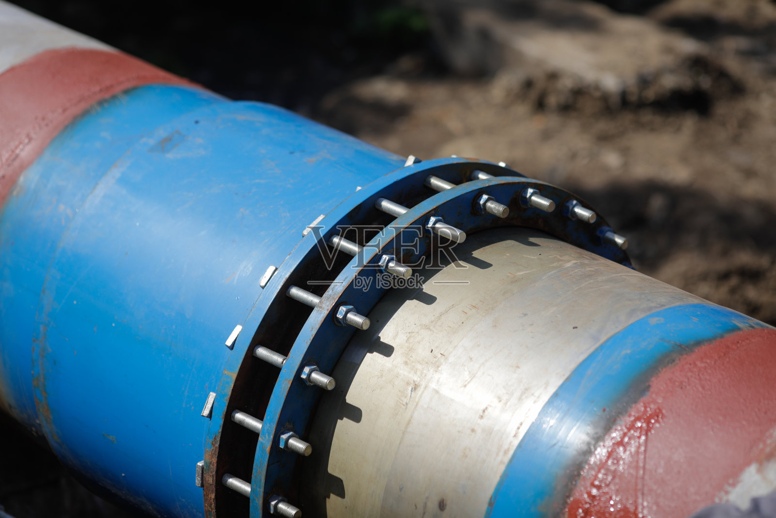 浅景深(选择性聚焦)细节与金属管道热水。照片摄影图片