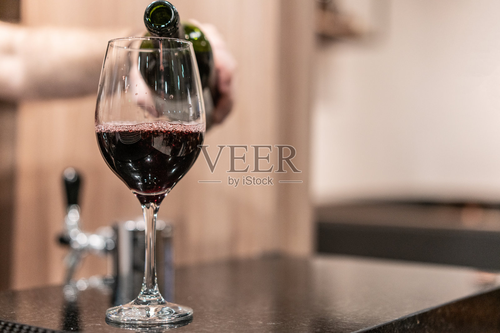调酒师提供红酒照片摄影图片