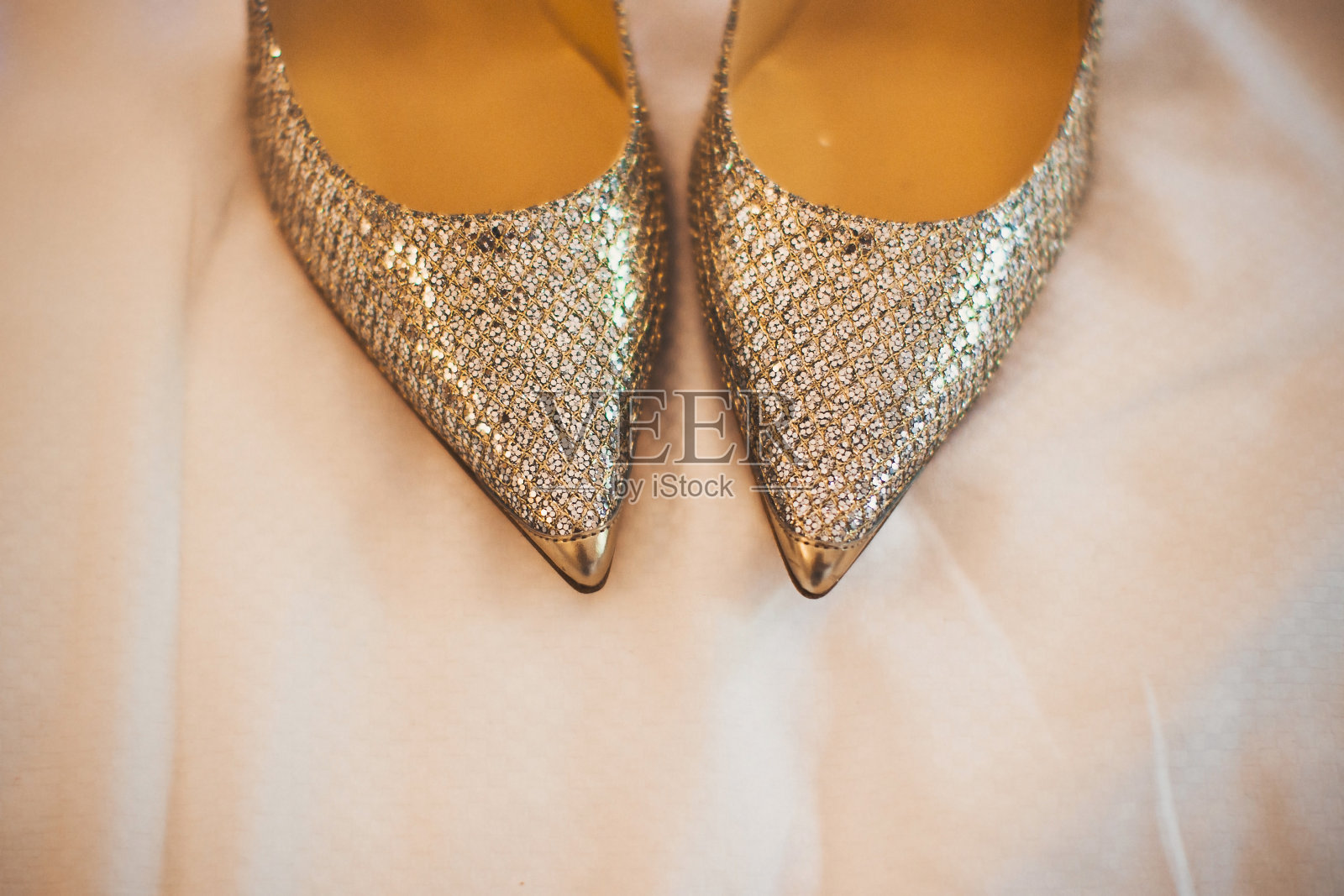 米色背景的银色婚礼鞋照片摄影图片