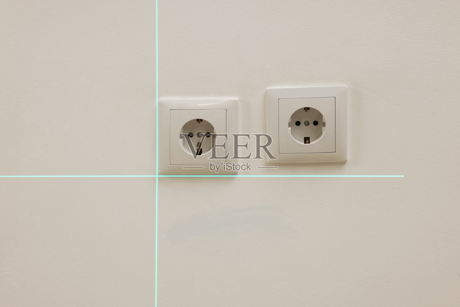 采用十字线激光水平仪在白壁上精确安装出料口照片摄影图片