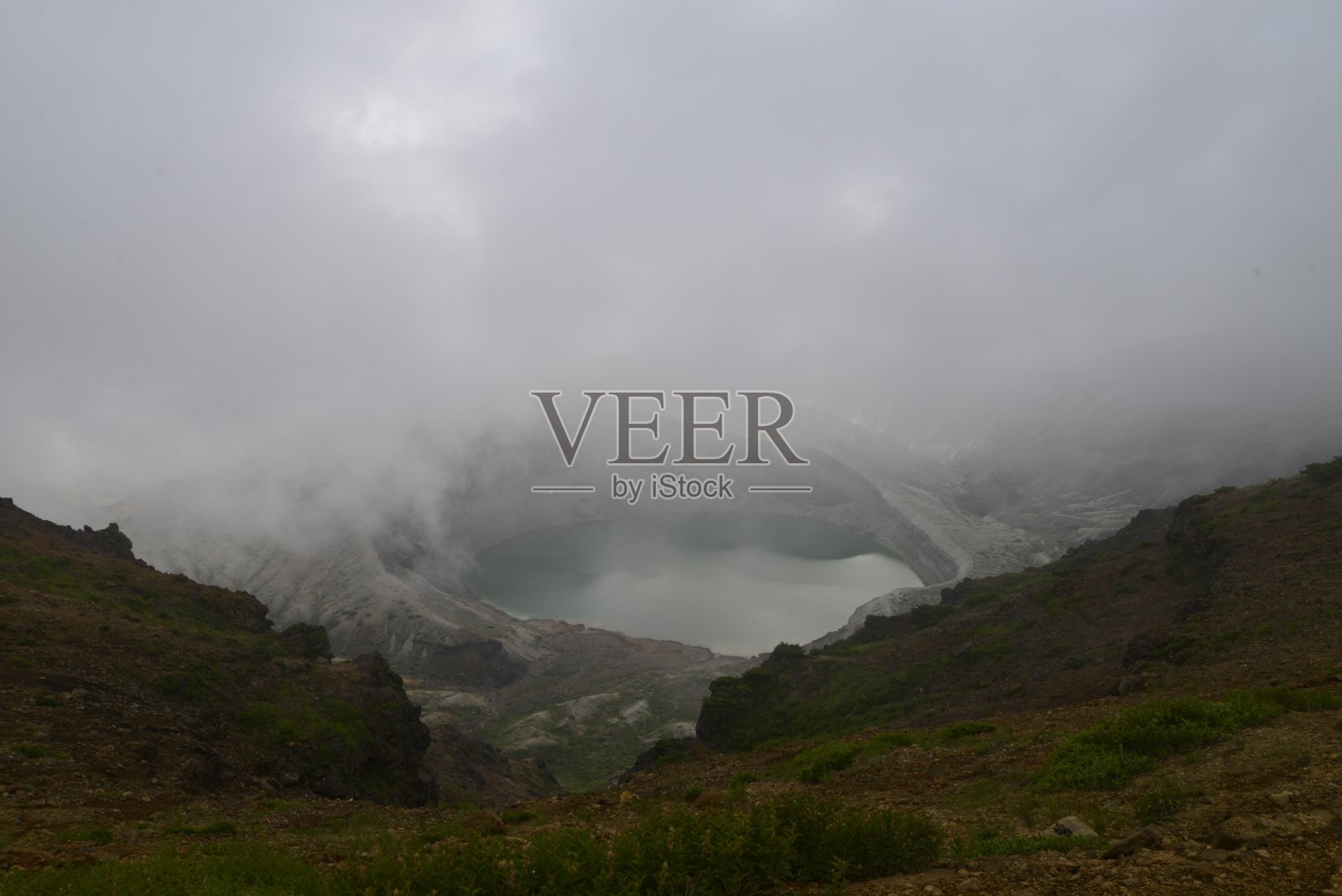 雾蒙蒙的夏天枣翠绿的火山口湖照片摄影图片