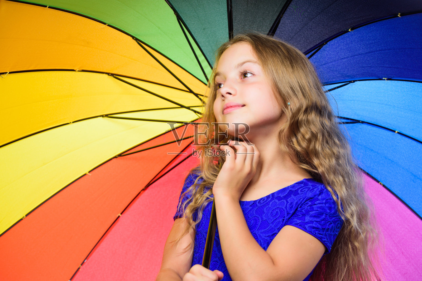 秋季时尚：拿着雨伞的沉思小女孩照片摄影图片