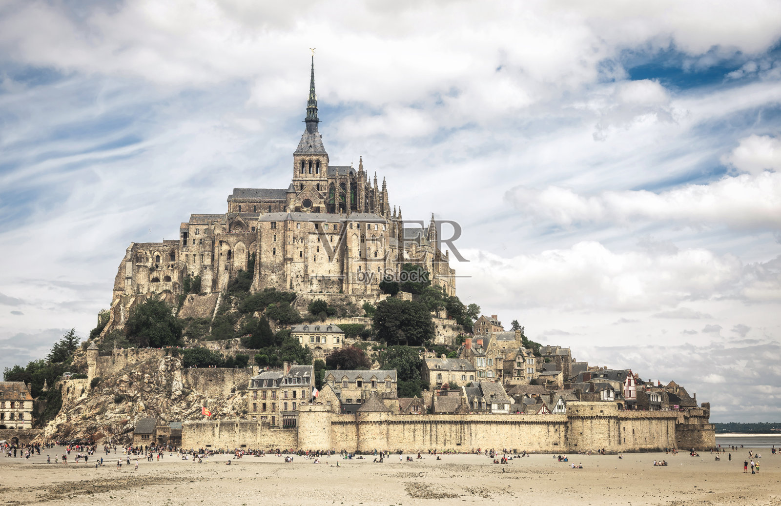 在阴天圣米歇尔山修道院照片摄影图片