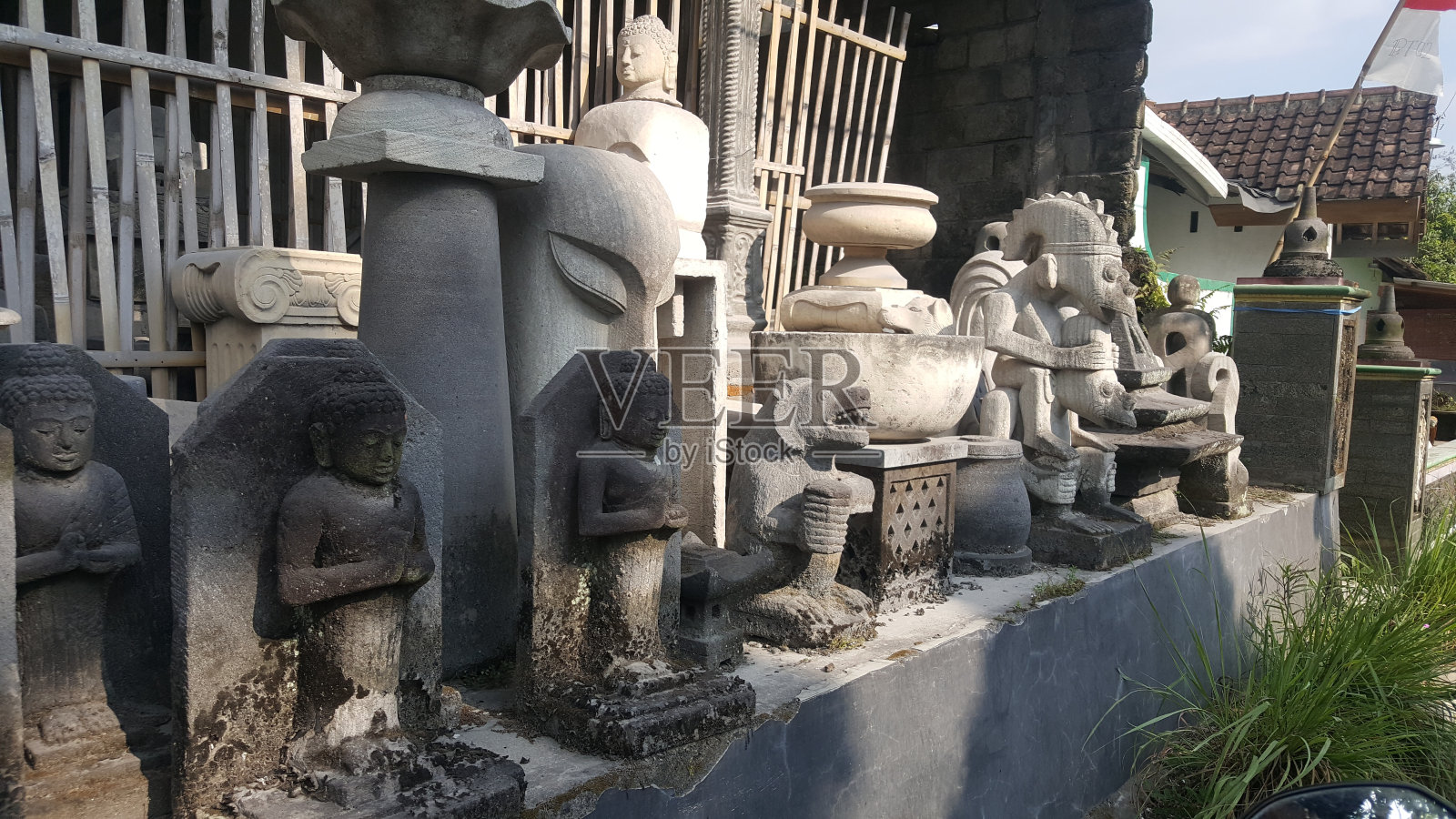 印尼穆提兰的天然石制工艺品。照片摄影图片