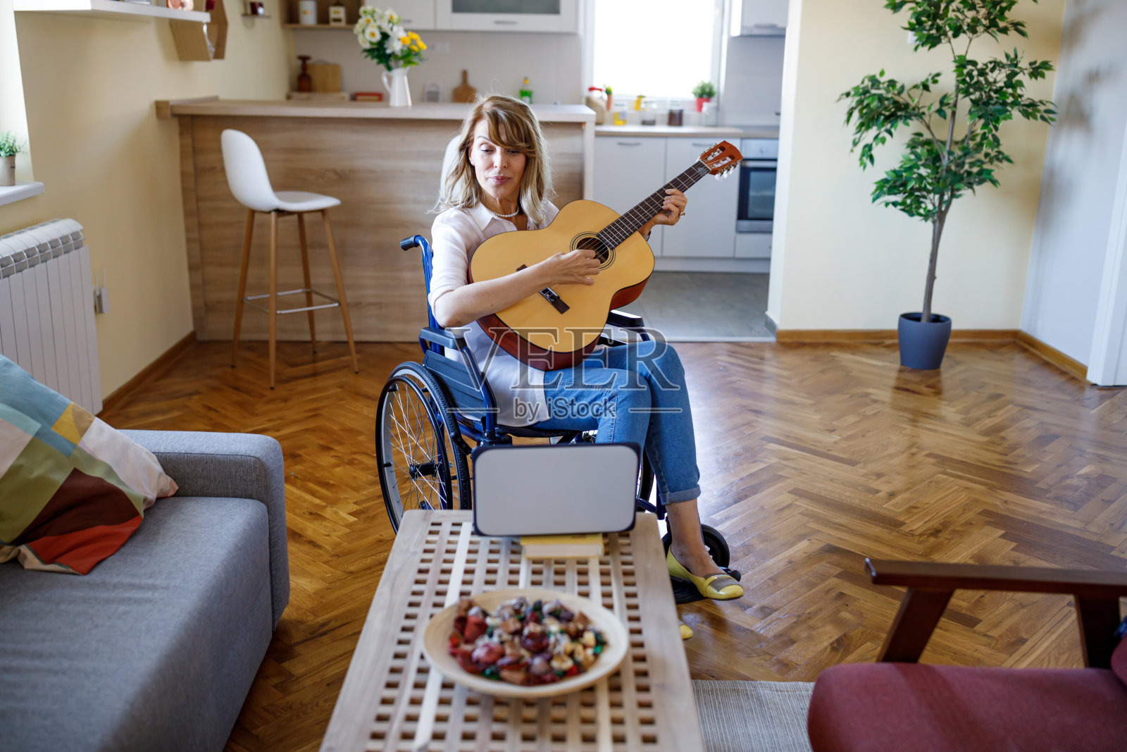 学习一种新乐器很有趣照片摄影图片