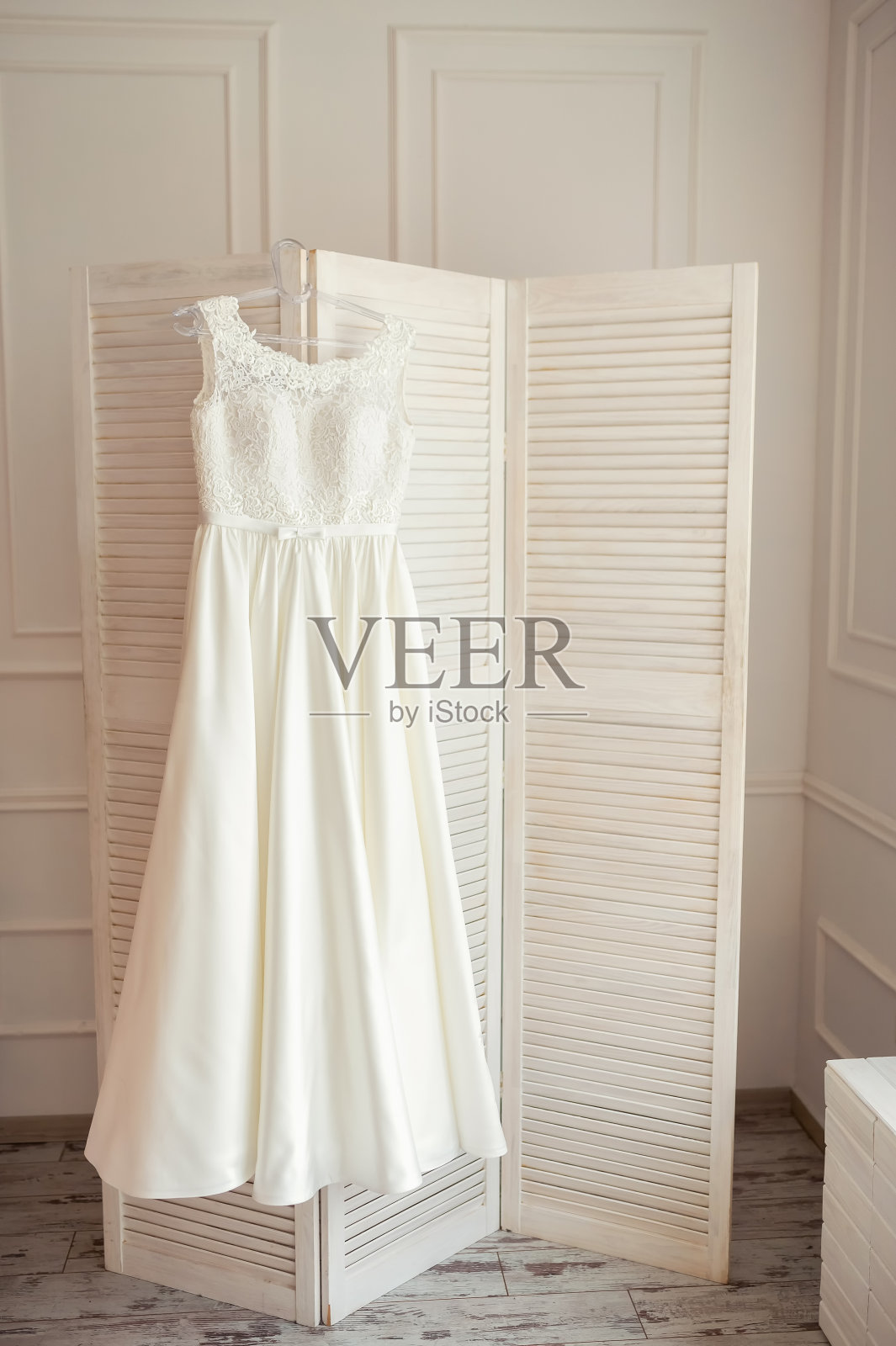 婚礼白色礼服的准备。时尚新娘清洁度。照片摄影图片