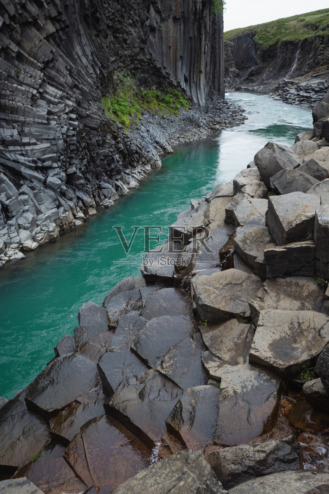 冰岛斯塔拉格尔峡谷的六边形玄武岩柱台阶照片摄影图片