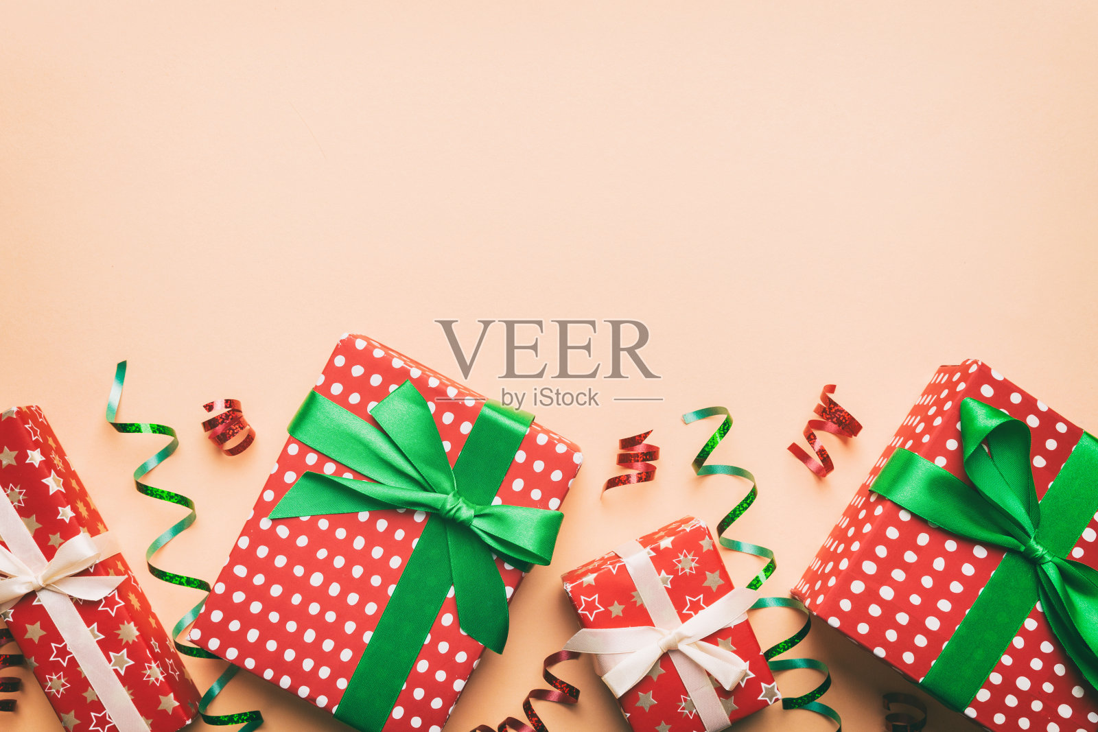 节日的平铺与礼品盒包装在彩色的纸和捆扎彩色背景彩纸装饰。圣诞节，生日，情人节和销售概念，俯视图照片摄影图片