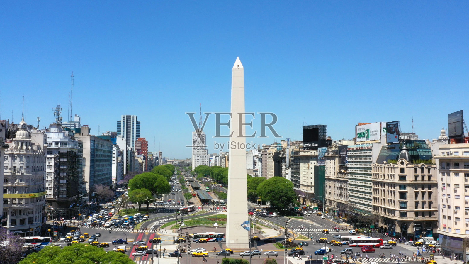 布宜诺斯艾利斯的方尖碑和绿色字母BA照片摄影图片