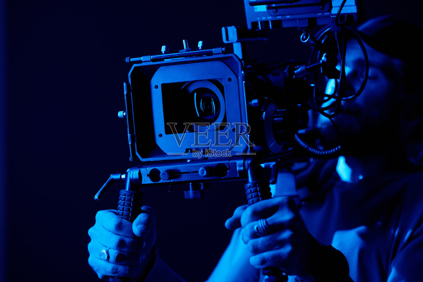 年轻的摄像师或摄影师的手握住三脚架上的把手照片摄影图片