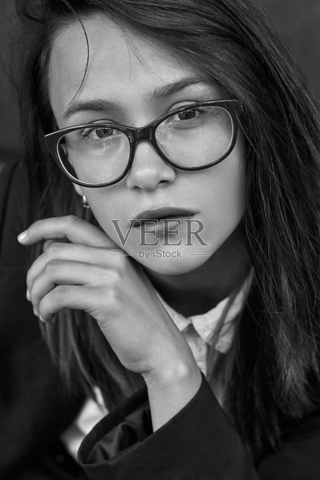 眼镜的女孩照片摄影图片