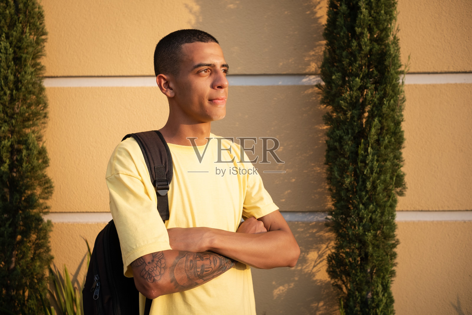 一个年轻人去上学的画像照片摄影图片