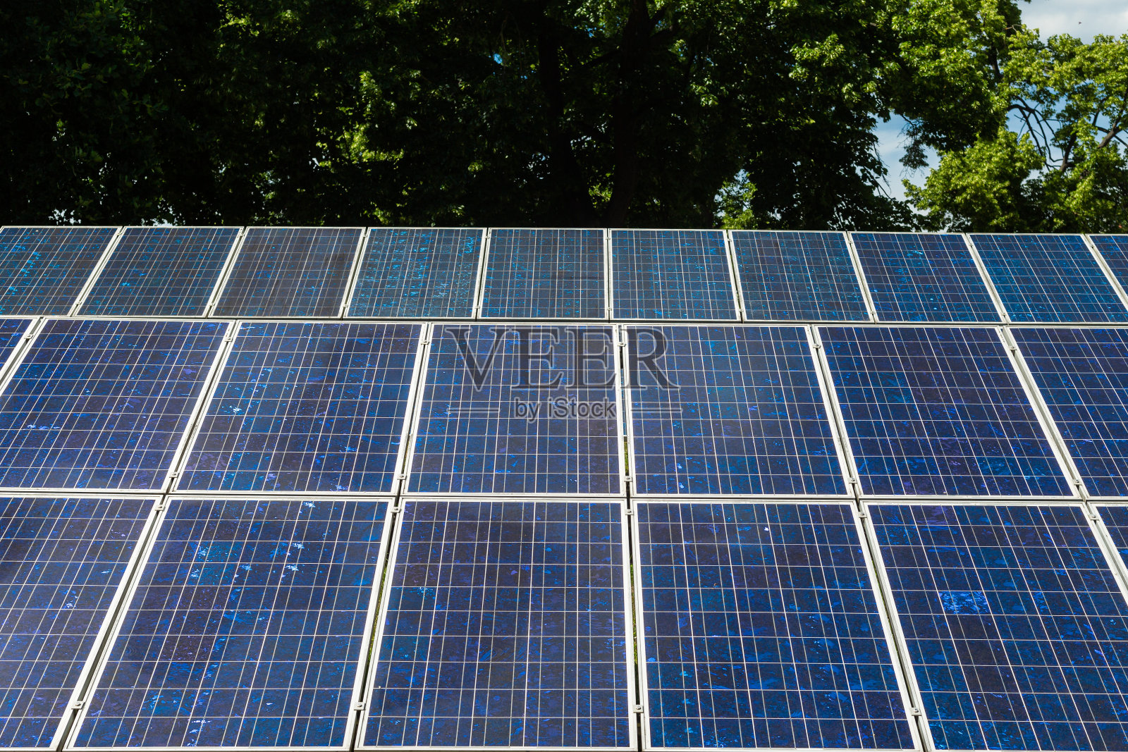 蓝色的太阳能电池板。太阳能发电厂。电力的替代来源。太阳能农场。照片摄影图片