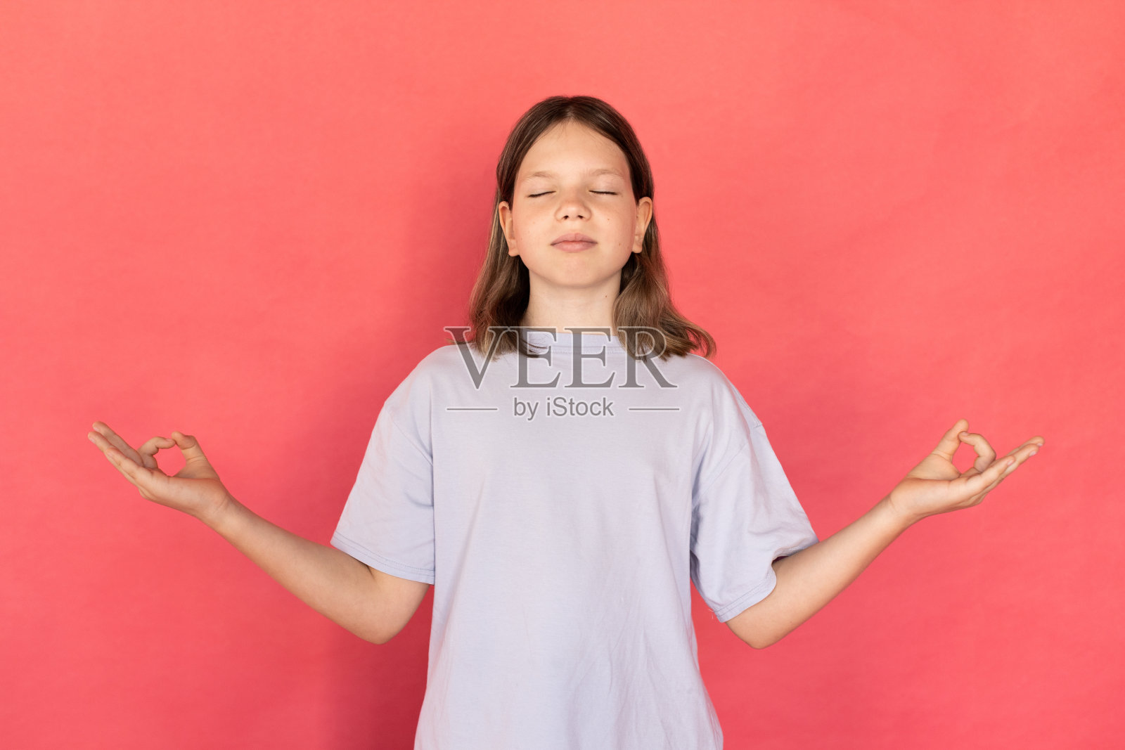 画像平静的青春期前女孩穿着蓝色t恤冥想照片摄影图片