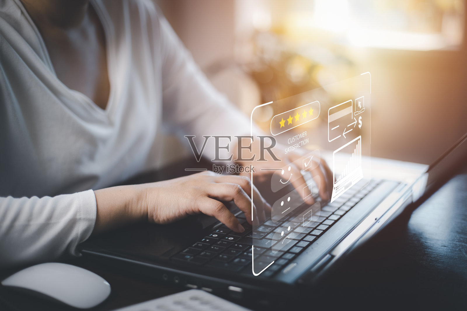 妇女使用笔记本电脑与顾客评价满意度反馈调查的概念，用户给予评分的服务体验在线申请，服务导致信誉排名的企业。照片摄影图片