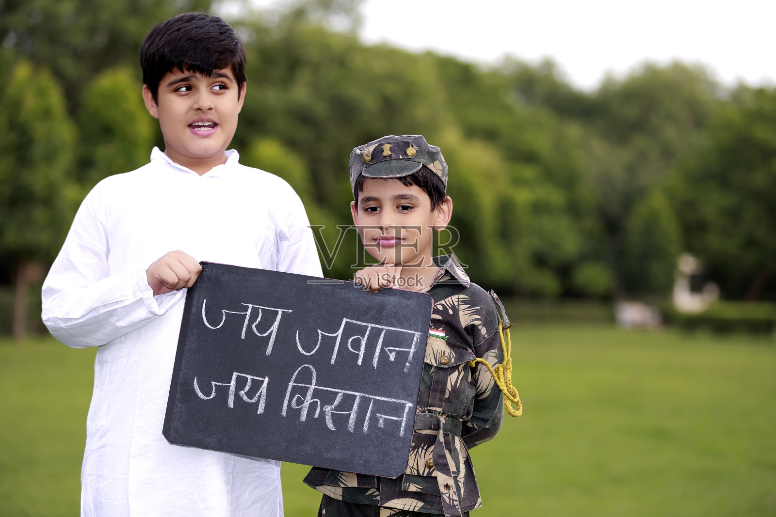 兄弟姐妹拿着黑板画像在户外的大自然中照片摄影图片