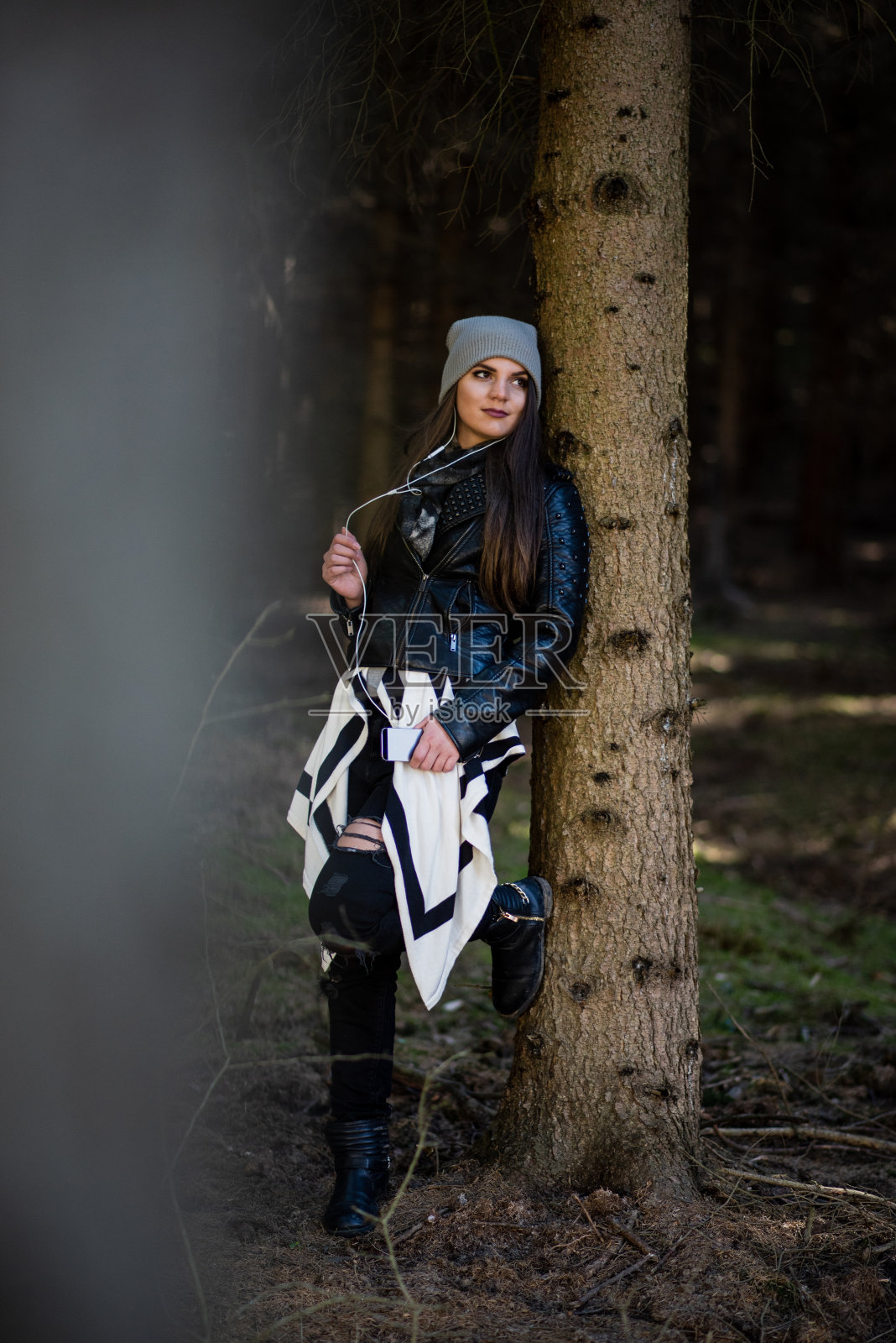 女子在自然森林中自拍照片摄影图片