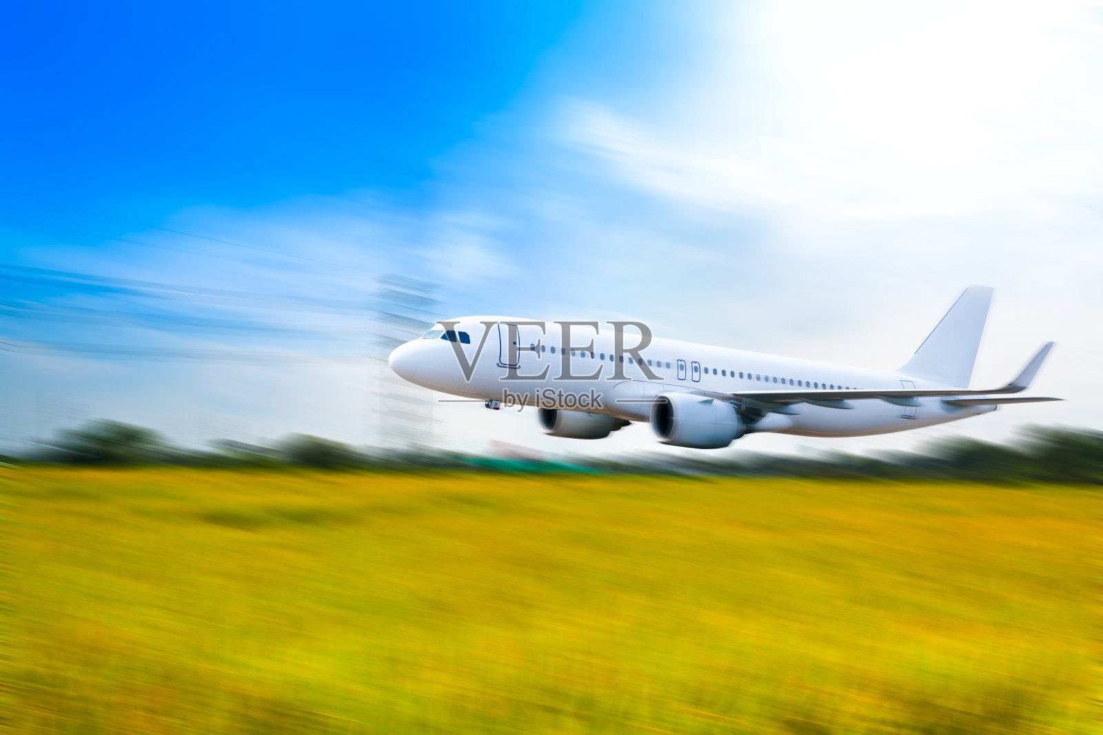 商务飞机上方以夏季的季节和蓝天之上美丽的自然风光为背景，概念商务旅行和交通暑假旅行。照片摄影图片