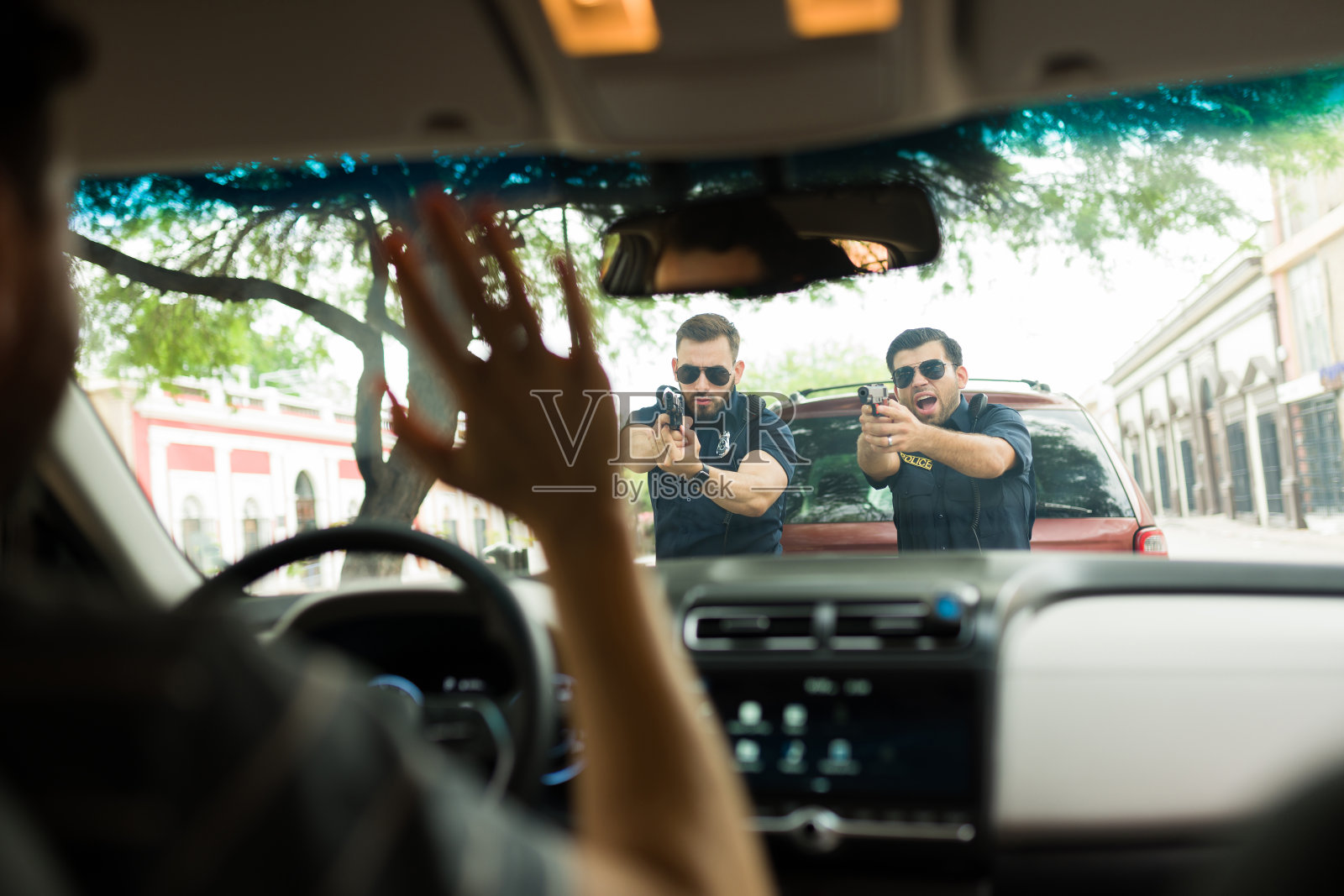 警察逮捕了一个开车的人照片摄影图片