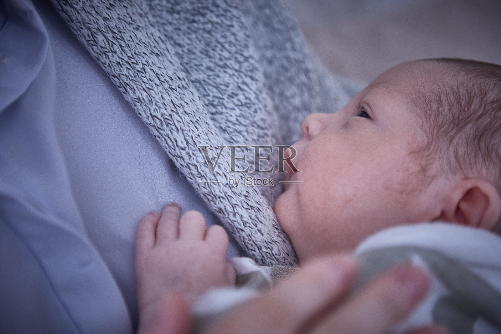 母亲把小男孩抱在怀里照片摄影图片