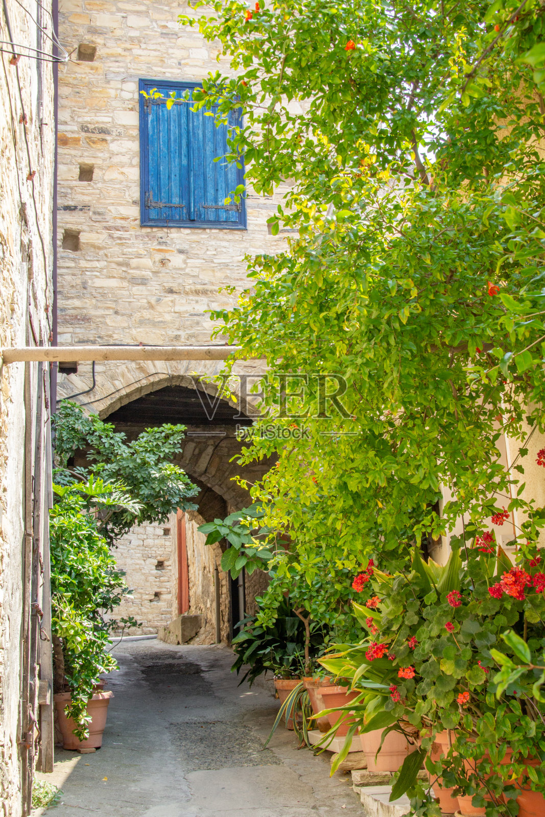 塞浦路斯帕诺莱夫卡拉狭窄的鹅卵石小路照片摄影图片