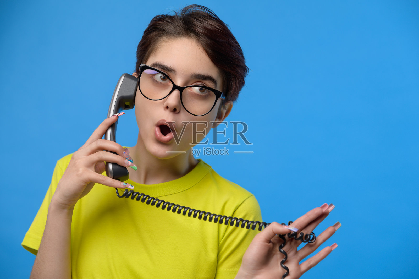 打电话的黑发美女被什么东西吓到了照片摄影图片