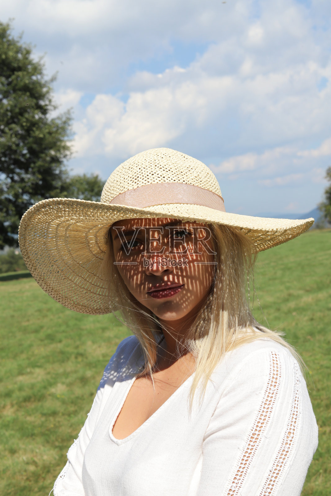 戴着帽子的金发美女。照片摄影图片