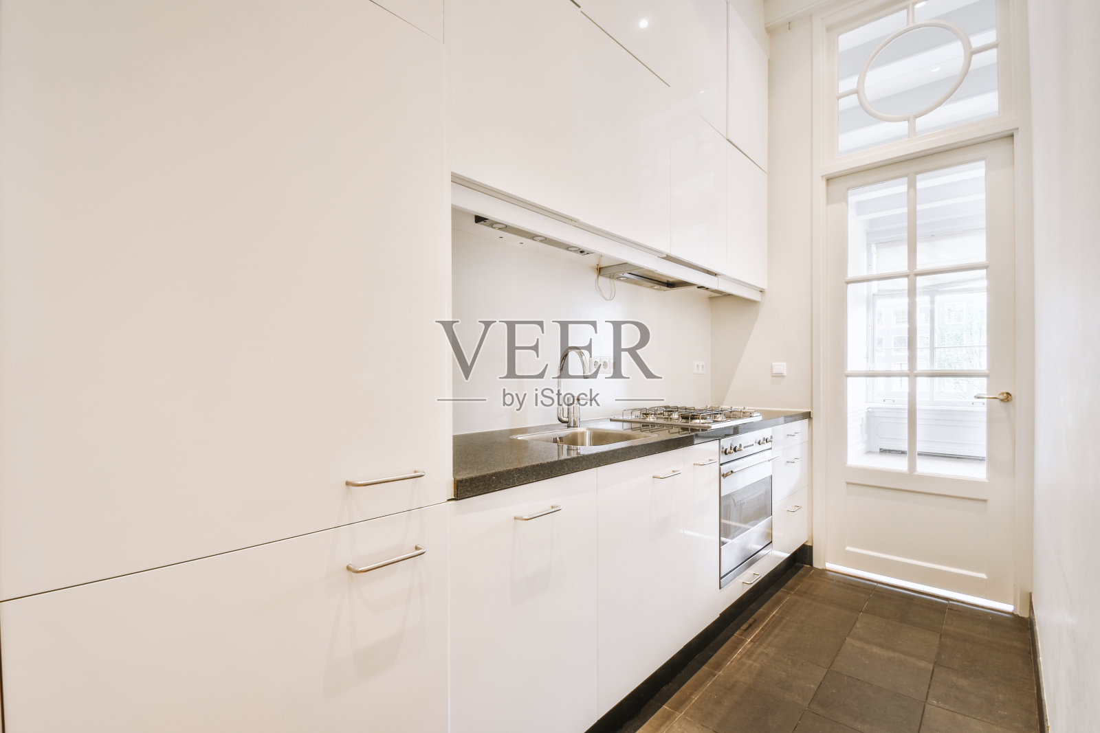 简约风格的厨房内部，用白色装饰照片摄影图片