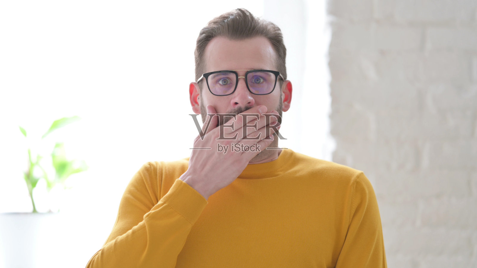 男人的肖像感到震惊，疑惑照片摄影图片