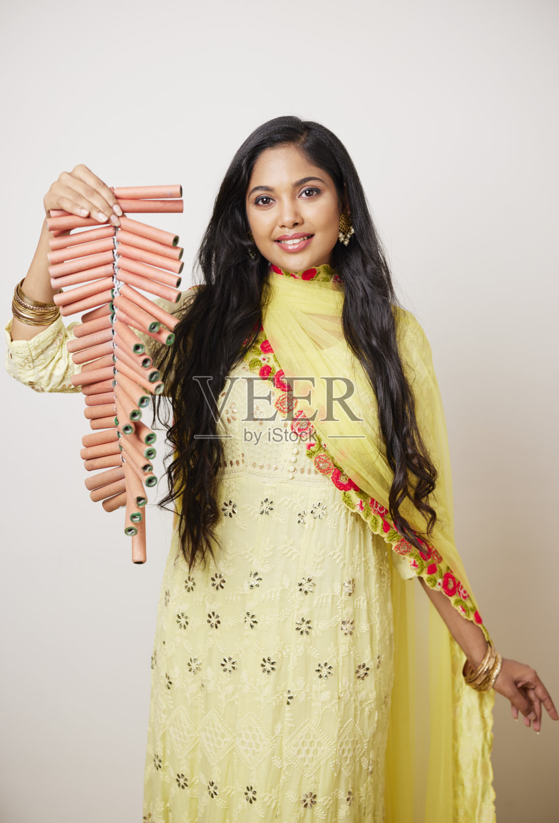 印度美丽的年轻女子庆祝排灯节照片摄影图片