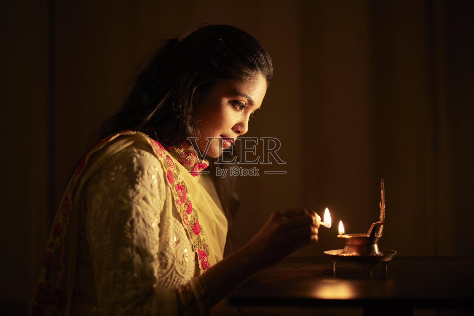 美丽的印度年轻女性照亮了迪帕照片摄影图片