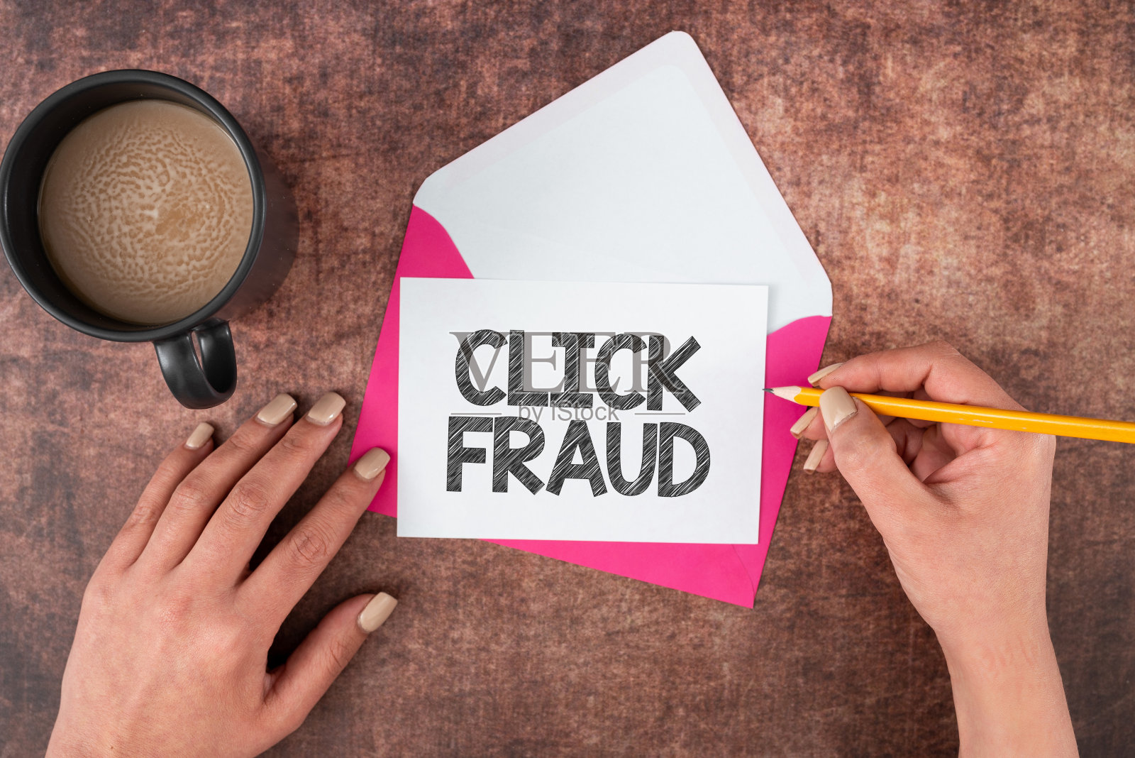 手写文字单击“欺诈”。反复点击广告托管网站的概念实践照片摄影图片