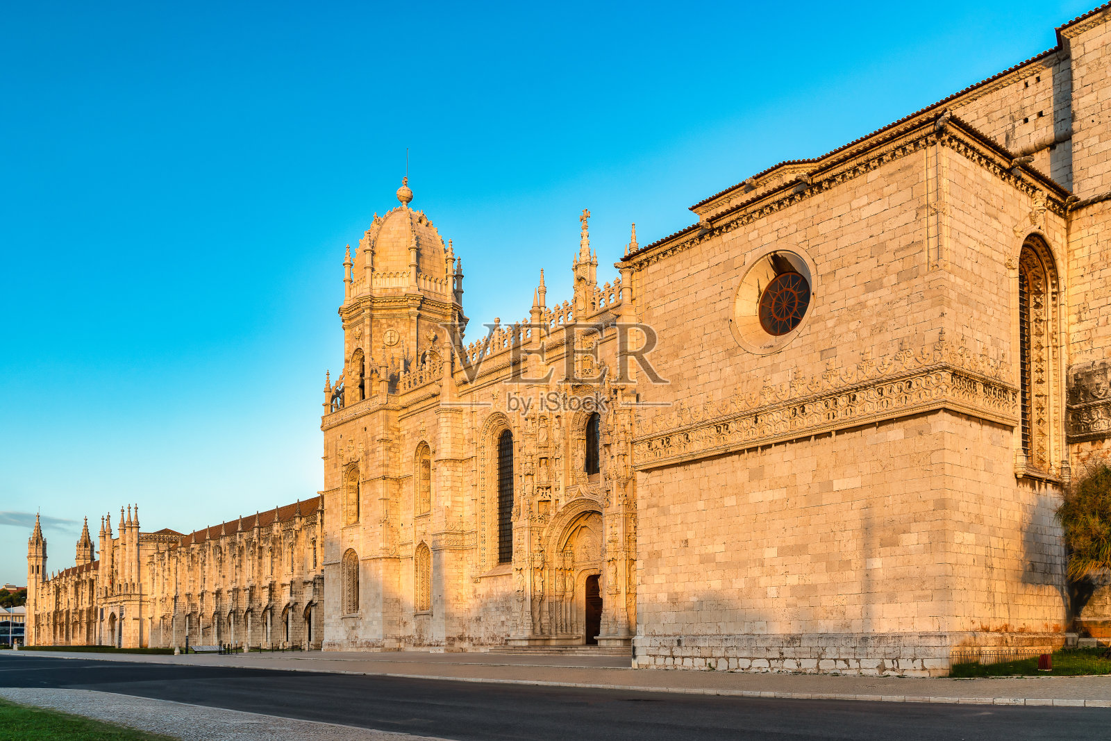 葡萄牙里斯本贝伦的Jeronimos教堂和修道院的正面。照片摄影图片