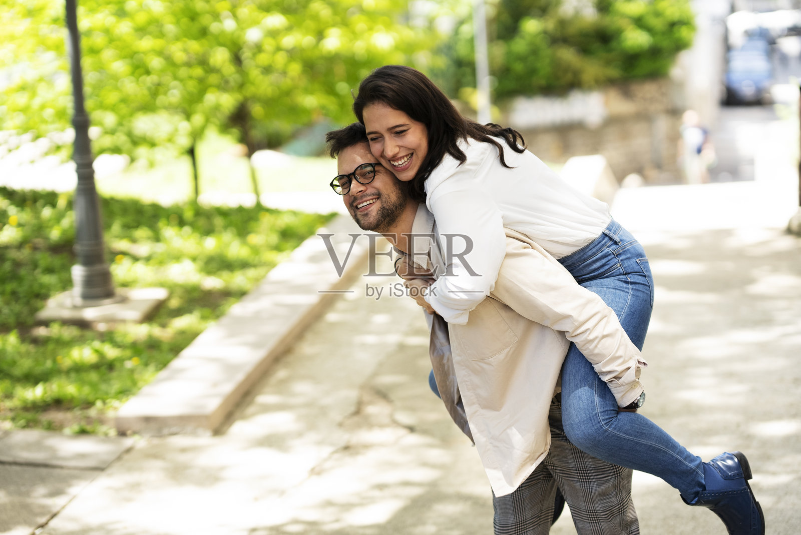 男女朋友在公园玩得很开心。照片摄影图片