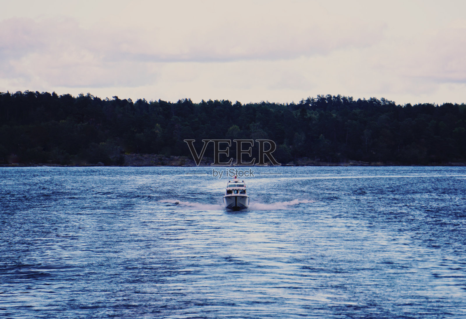 斯德哥尔摩群岛的一艘小船照片摄影图片